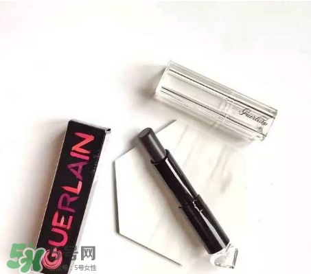 嬌蘭小黑裙007顯色嗎？嬌蘭小黑裙007適合唇色淺的嗎？