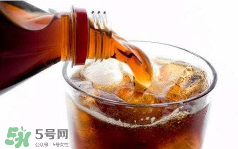 為什么喝碳酸飲料打嗝嗆鼻子？碳酸飲料為什么會(huì)冒泡
