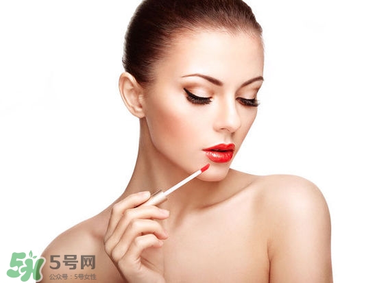 哺乳期能不能涂口紅呢？哺乳期涂口紅對(duì)寶寶有危害嗎？