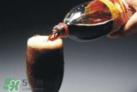 為什么喝碳酸飲料打嗝嗆鼻子？碳酸飲料為什么會(huì)冒泡