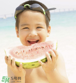 夏天寶寶能不能吃冰西瓜呢？冰西瓜寶寶能吃嗎？