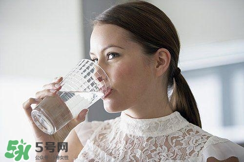 30天不喝飲料，妹子的對(duì)比照令人震驚 喝白開水的好處