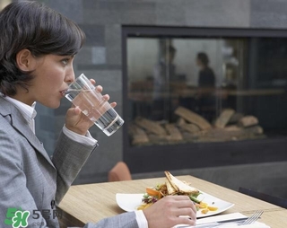 30天不喝飲料，妹子的對(duì)比照令人震驚 喝白開水的好處