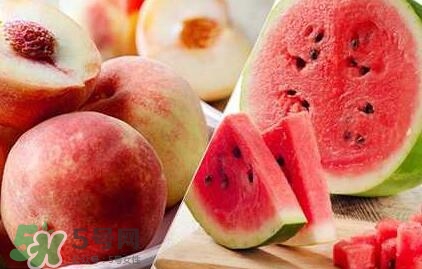 桃子和西瓜一起吃會(huì)中毒嗎？桃子和西瓜能一起吃嗎？