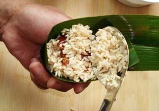 包粽子是生米還是熟米？包粽子的米是煮的還是生的？