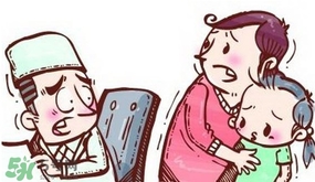 異食癖是什么?。慨愂绸痹趺粗?></p><h3>異食癖怎么治</h3><p>一、補鋅治療異食癖</p><p>缺鋅是異食癖的病因，異食癖是缺鋅的表現(xiàn)。缺鋅可引起味覺素分泌減少。味覺素是一種含鋅的唾液蛋白質(zhì)，是維持口腔粘膜上皮細胞的結(jié)構(gòu)功能和代謝的重要營養(yǎng)素，故缺鋅可引起口腔粘膜上皮細胞增生修復(fù)和角化不全，易于脫落，脫落的上皮細胞易阻塞味蕾孔，使食物難以接觸或接觸味蕾孔不全，不易引起味覺，或造成味覺減退、味覺敏感消失，或致味覺紊亂，發(fā)生食欲不振、厭食或異食癖等臨床表現(xiàn)。國外曾有報道，異食癖患兒血清鋅含量低，補鋅后癥狀改善或消失。國內(nèi)也有類似發(fā)現(xiàn)和臨床診治的經(jīng)驗。</p><p>對于異食癖的治療，有缺鋅、缺鐵者及時口服鋅制劑。嬰幼兒在添加輔食時和年長兒食譜的安排一定要注意含鋅食物的選擇。平時要多關(guān)心孩子，加強對孩子的管教，生活上多一點關(guān)懷和照料。給孩子多講授一些科學(xué)知識，養(yǎng)成良好飲食習(xí)慣，不偏食、挑食。注意個人衛(wèi)生，飯前便后必須洗手，不咬指甲，不吃臟東西和不能吃的非食物性物品。定期給孩子做健康檢查。</p><p>二、飲食治療異食癖</p><p style=