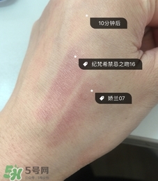 嬌蘭和紀(jì)梵希口紅哪個(gè)好？嬌蘭和紀(jì)梵?？诩t對(duì)比