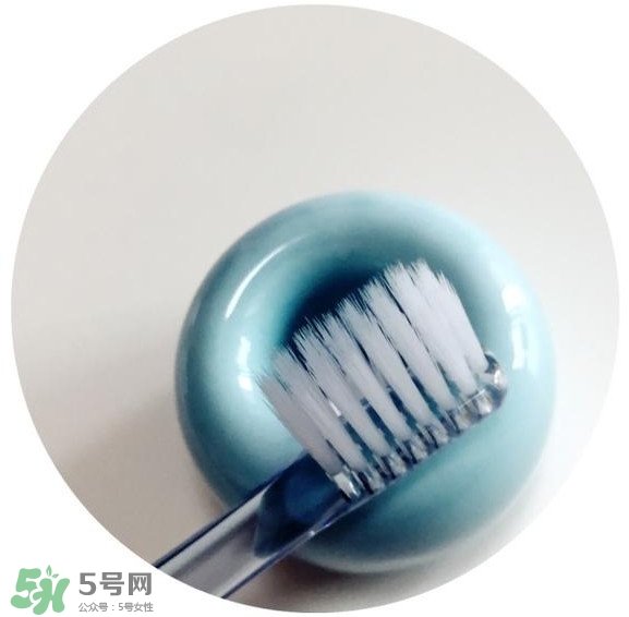 牙齒黃用什么洗能白 用什么洗牙齒會(huì)變白