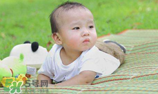 夏天寶寶睡覺穿什么好？夏天寶寶睡覺能光著睡嗎？