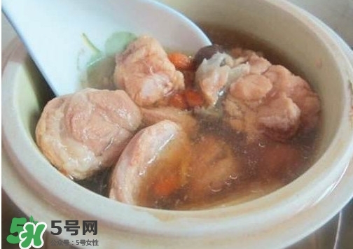 鱷魚肉燉湯要去皮嗎？鱷魚肉煲湯新鮮的好還是干的好