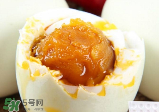 咸鴨蛋為什么會出油？咸鴨蛋為什么有油