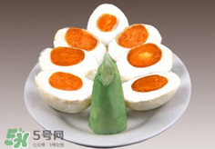 咸鴨蛋放久了還能吃嗎？咸鴨蛋放臭了還能吃嗎？