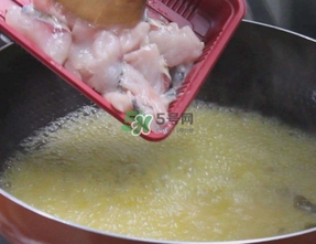最簡(jiǎn)單的酸菜魚(yú)怎么做？正宗川菜酸菜魚(yú)的做法