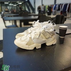 2018vetements reebok pump最新聯(lián)名運(yùn)動鞋什么樣_好看嗎？