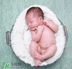 嬰兒吃藥后多久可以吃奶？嬰兒吃藥后多久可以喝奶粉？