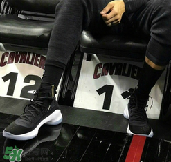 under armour curry4黑金怎么樣？庫里總決賽戰(zhàn)靴客場配色諜照曝光
