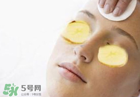 馬鈴薯能去痘印嗎？馬鈴薯可以祛痘?。?></p><p>4、把上述薄馬鈴薯片貼在臉上，可以貼全臉，也可以選擇在有痘印的地方貼；</p><p>5、20-30分鐘后，取下馬鈴薯片，也可以再貼新的；</p><p>6、用清水洗凈皮膚；</p><p>7、晚上睡覺前可以涂上自己平常用的護膚品</p><h3>馬鈴薯的營養(yǎng)價值和作用</h3><p>馬鈴薯一般新鮮馬鈴薯中所含成分：淀粉9——20%，蛋白質(zhì)1.5——2.3%，脂肪0.1——1.1%，粗纖維0.6——0.8%。100g馬鈴薯中所含的營養(yǎng)成分：熱量66——113J，鈣11——60mg，磷15——68mg，鐵0.4mg——4.8mg，硫胺素0.03——0.07mg，核黃素0.03——0.11mg，尼克酸0.4——1.1mg 。</p><p style=