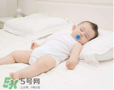 夏天寶寶需要穿襪子睡覺嗎？寶寶夏天睡覺要穿襪子嗎？
