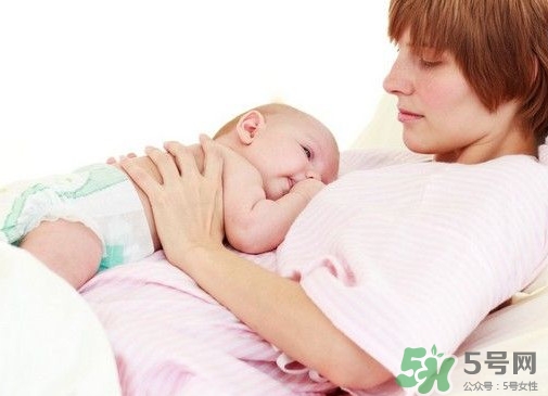 母乳喂養(yǎng)要喂水嗎？純母乳喂養(yǎng)要不要喂水？