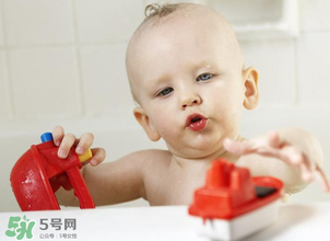 嬰兒浴盆是帶浴網(wǎng)還還是帶浴板好？嬰兒浴盆什么款式好？