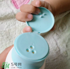 爽身粉可以擦臉上嗎？臉上可不可以涂爽身粉？