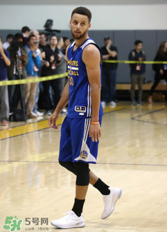 under armour curry 4 low低幫版白金配色上腳怎么樣？