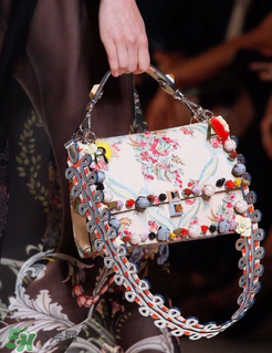fendi kan i多少錢？芬迪kan i包包國內(nèi)專柜價格