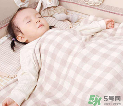 夏天寶寶發(fā)燒能開空調(diào)嗎？寶寶發(fā)燒能不能吹空調(diào)？