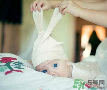 寶寶發(fā)燒是用熱毛巾還是冷毛巾敷？寶寶發(fā)燒用什么毛巾敷？