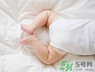 寶寶發(fā)燒是用熱毛巾還是冷毛巾敷？寶寶發(fā)燒用什么毛巾敷？