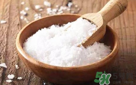 食鹽發(fā)藍(lán)怎么回事？食鹽中一般會(huì)添加什么食品添加劑