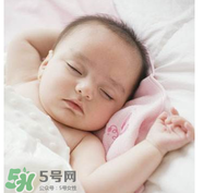 寶寶睡覺突然大哭是什么原因？寶寶睡覺大哭正常嗎？