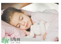寶寶需要枕頭嗎？寶寶多大可以用枕頭？