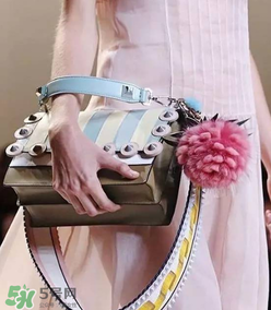 fendi小菠蘿毛球掛件多少錢？芬迪菠蘿毛球價格