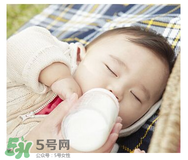 母乳寶寶要比喂奶粉的寶寶體質(zhì)好嗎 母乳比奶粉營養(yǎng)嗎？