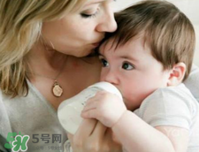 母乳寶寶要比喂奶粉的寶寶體質(zhì)好嗎 母乳比奶粉營養(yǎng)嗎？