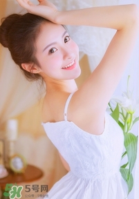 化完妝臉上出油是什么原因？化完妝臉上出油怎么辦？