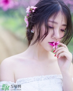 化完妝臉上出油是什么原因？化完妝臉上出油怎么辦？