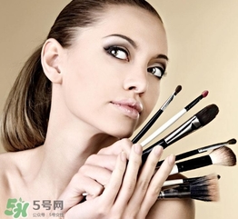 化妝后臉癢是怎么回事？化妝后臉癢怎么辦？