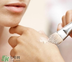 化妝后臉癢是怎么回事？化妝后臉癢怎么辦？