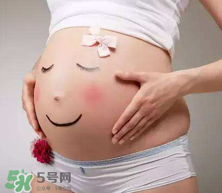 妊娠紋到底是怎么樣形成的？妊娠紋形成的原因是什么