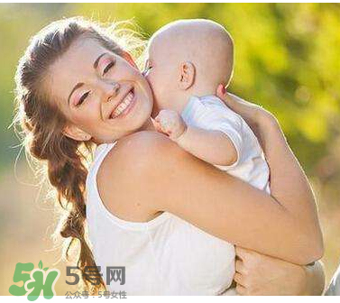 孕婦洗頭可以用護(hù)發(fā)素嗎？孕婦洗頭要不要用護(hù)發(fā)素？