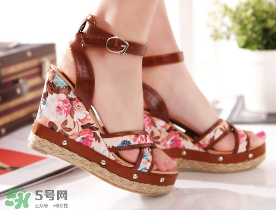 夏天穿涼鞋腳出汗怎么辦？夏天穿涼鞋腳臭怎么辦？