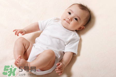 母乳喂養(yǎng)胸部一大一小怎么辦？母乳喂養(yǎng)會導致胸不對稱嗎？