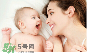 母乳喂養(yǎng)胸部一大一小怎么辦？母乳喂養(yǎng)會導致胸不對稱嗎？