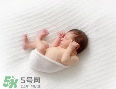 新生兒能用母乳洗臉嗎？新生兒能用母乳擦臉嗎？