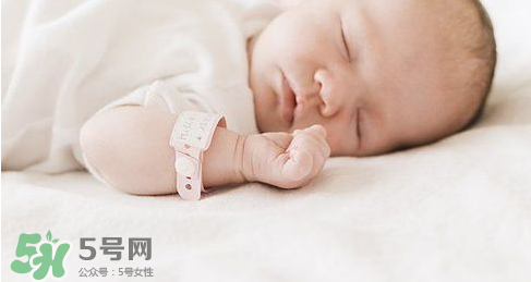 新生兒能用母乳洗臉嗎？新生兒能用母乳擦臉嗎？