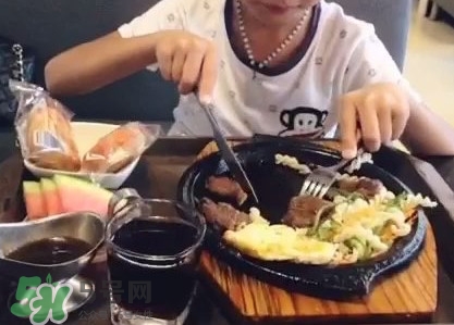 牛排是左手拿刀還是右手？吃牛排的正確方法