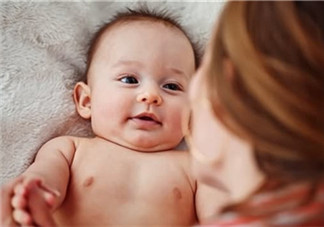 母乳喂養(yǎng)胸部一大一小怎么辦？母乳喂養(yǎng)會導(dǎo)致胸不對稱嗎？