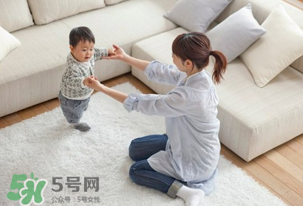 怎么糾正寶寶內(nèi)八字腳？寶寶八字腳幾歲前可以糾正？